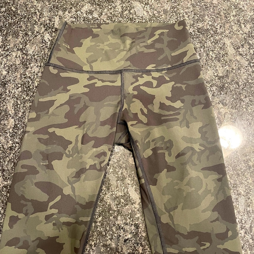 BRAND NEW - Lululemon Wunder Under High Rise 28”